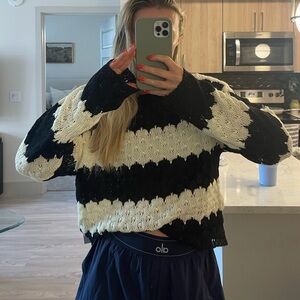 Long sleeve black and white top